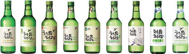 롯데칠성음료가 대표 소주 브랜드 '처음처럼'의 알코올 도수를 기존 16도에서 15.7도로 0.3도 낮춘다. 사진은 처음처럼 변천사. /롯데칠성음료