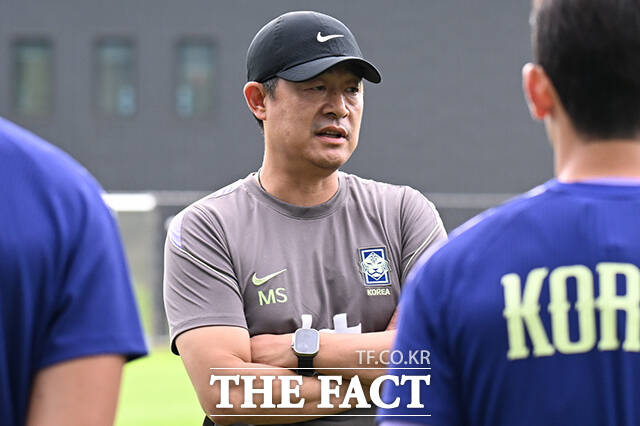 훈련하는 선수들 바라보는 이민성 아시안게임 축구대표팀 감독(왼쪽 두번째).