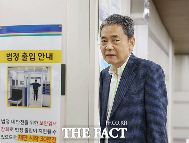 곽상도 전 국민의힘 의원(왼쪽)이 1일 서울 서초구 서울고등법원에서 열린 '특정범죄가중처벌등에관한법률위반(뇌물) 등 혐의' 항소심 2차 공판에 출석하고 있다. 오른쪽은 이날 공판에 증인으로 출석하는 남욱 변호사. /남윤호 기자