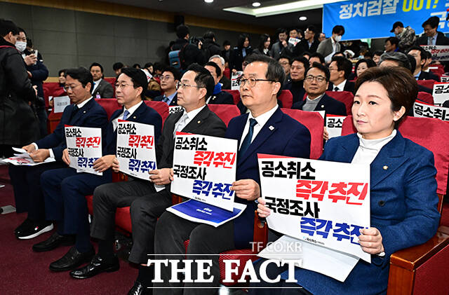 2월 23일 ‘이재명 대통령 사건 공소취소와 국정조사 추진을 위한 의원모임 출범식 및 결의대회’에 참석한 김승원, 조정식, 박성준, 이건태, 이언주 의원(왼쪽부터). /국회=배정한 기자