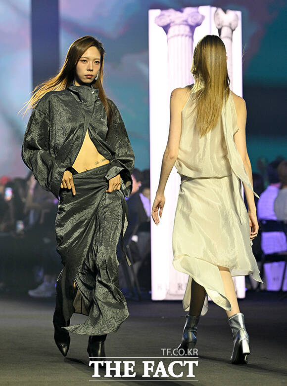 1일 오전 서울 중구 동대문디자인플라자(DDP)에서 2027 S/S 서울패션위크(Seoul Fashion Week)가 열린 가운데 '리이'의 모델들이 오프닝쇼에 올라 런웨이를 장식하고 있다. /박상민 기자