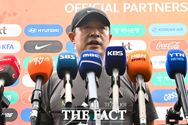 이민성 아시안게임 축구대표팀 감독이 1일 오후 충남 천안시 서북구 코리아풋볼파크에서 열린 '2026 아이치·나고야 아시안게임 남자 축구대표팀 소집훈련'에 앞서 취재진의 질문에 답하고 있다. /천안=김성렬 기자
