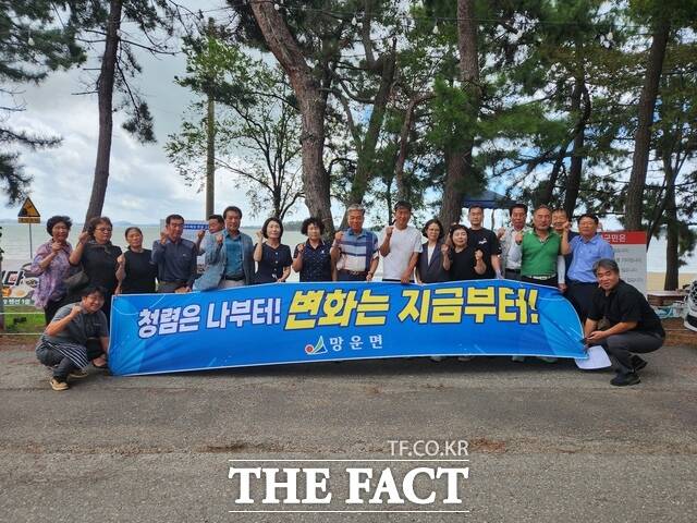 무안군 망운면 톱머리해수욕장 일대 환경정화 활동. /무안군