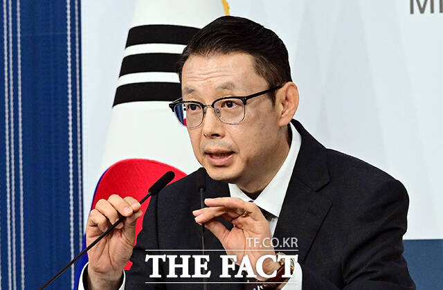 박두순 외교부 대변인이 1일 오후 서울 종로구 외교부 청사에서 현안 관련 정례브리핑을 하고 있다. /임영무 기자