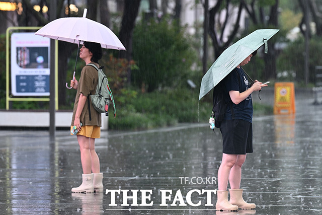 거센 빗줄기에 우산도 무용지물.