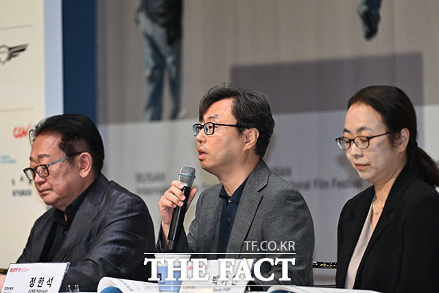 부산국제영화제 참석자들을 설명하는 정 집행위원장.