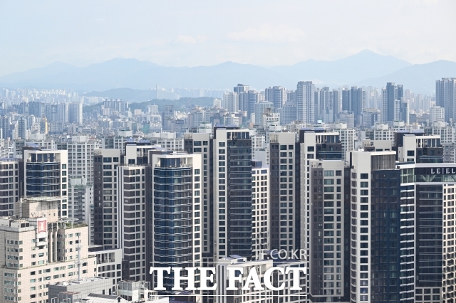 정부가 1일 비거주 1주택자의 종합부동산세 기본공제를 12억원에서 9억원으로 낮추려던 방안을 철회했다. /박헌우 기자
