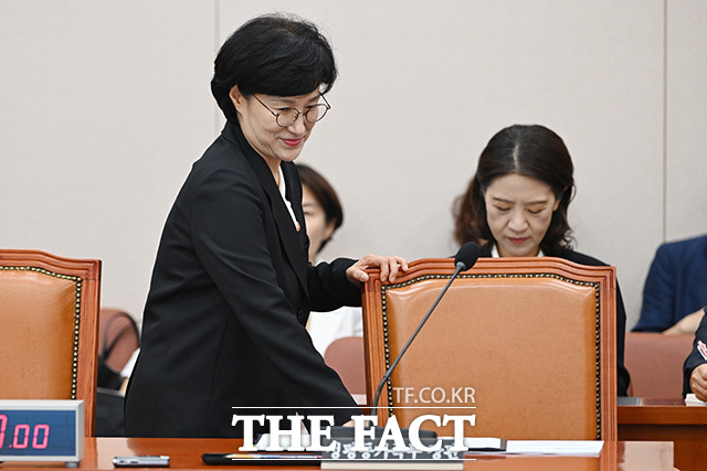 성평등가족위원회 전체회의에 참석하는 원민경 성평등가족부 장관.