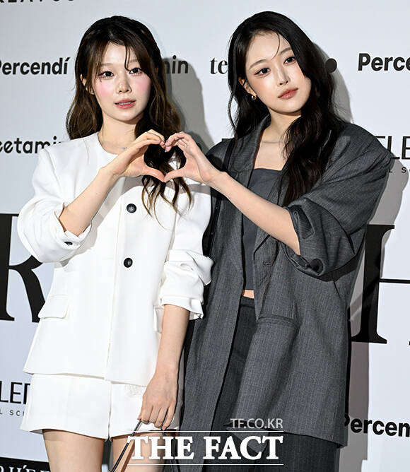 그룹 세이마이네임 도희(왼쪽), 소하가 1일 오전 서울 중구 동대문디자인플라자(DDP)에서 열린 2027 S/S 서울패션위크 리이 포토월 행사에 참석해 포즈를 취하고 있다. /박상민 기자