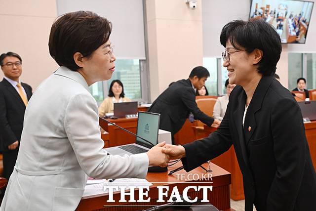 김정재 국회 성평등가족위원장과 인사 나누는 원 장관(오른쪽).
