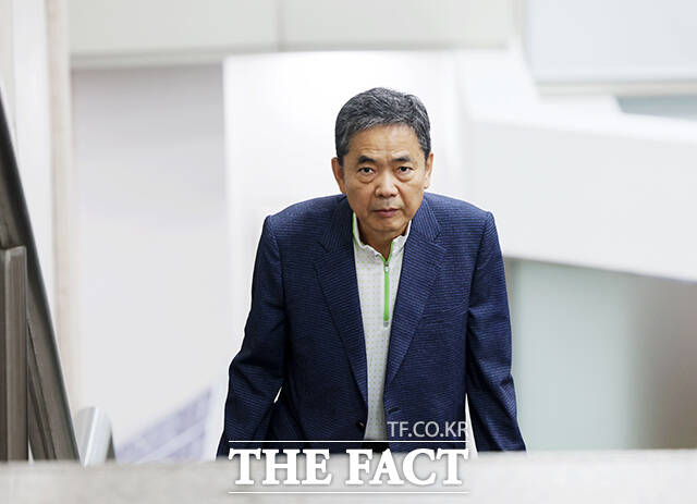 곽상도 전 국민의힘 의원(왼쪽)이 1일 서울 서초구 서울고등법원에서 열린 '특정범죄가중처벌등에관한법률위반(뇌물) 등 혐의' 항소심 2차 공판에 출석하고 있다. 오른쪽은 이날 공판에 증인으로 출석하는 남욱 변호사. /남윤호 기자