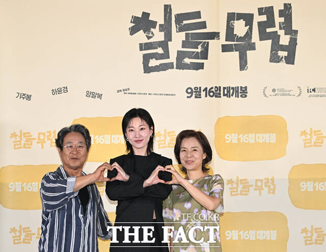 정승오 감독이 1일 서울 용산구 CGV 용산 아이파크몰에서 열린 영화 '철들 무렵' 언론시사회 및 기자간담회에 참석해 질의에 답하고 있다.