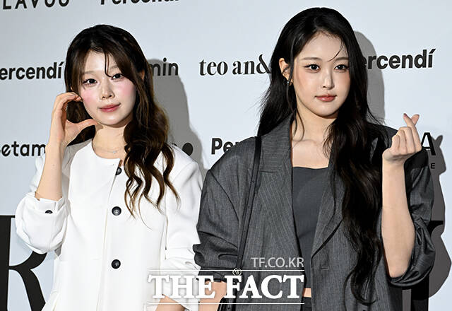 그룹 세이마이네임 도희(왼쪽), 소하가 1일 오전 서울 중구 동대문디자인플라자(DDP)에서 열린 2027 S/S 서울패션위크 리이 포토월 행사에 참석해 포즈를 취하고 있다. /박상민 기자