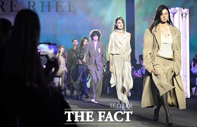 1일 오전 서울 중구 동대문디자인플라자(DDP)에서 2027 S/S 서울패션위크(Seoul Fashion Week)가 열린 가운데 '리이'의 모델들이 오프닝쇼에 올라 런웨이를 장식하고 있다. /박상민 기자