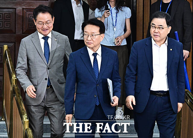 회의장 들어서는 권칠승 더불어민주당 정책위의장.