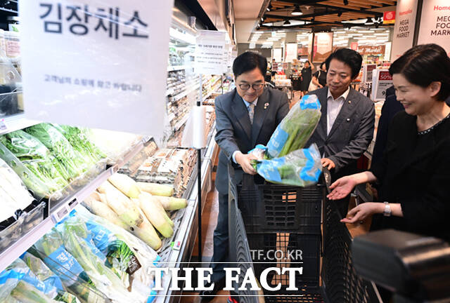김장 채소 담는 우 전 의장.