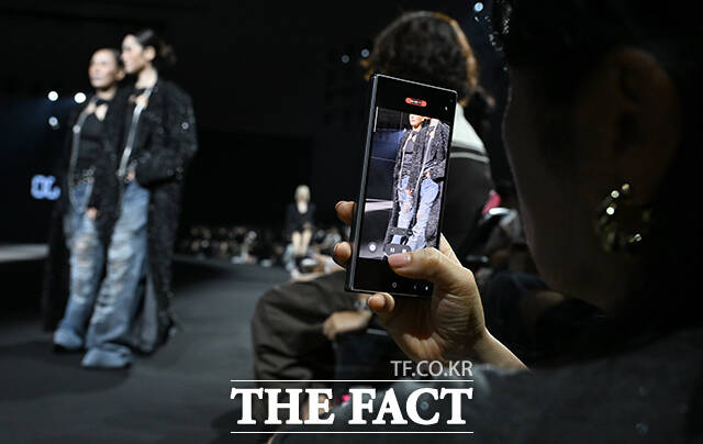 1일 오후 서울 중구 동대문디자인플라자(DDP)에서 2027 S/S 서울패션위크(Seoul Fashion Week)가 열린 가운데 '홀리넘버세븐'의 모델들이 쇼에 올라 런웨이를 장식하고 있다. /박상민 기자