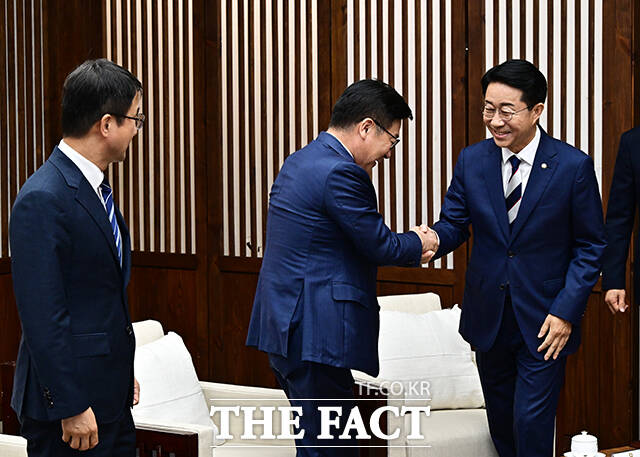 정점식 국민의힘 원내대표(가운데)와 인사하는 조정식 국회의장(오른쪽).