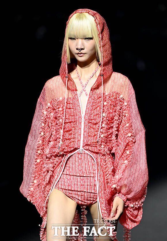 1일 오후 서울 중구 동대문디자인플라자(DDP)에서 2027 S/S 서울패션위크(Seoul Fashion Week)가 열린 가운데 '두칸'의 모델들이 쇼에 올라 런웨이를 장식하고 있다. /박상민 기자