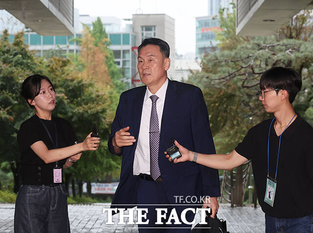 김명수 전 합동참모본부 의장이 1일 서울 서초구 서울중앙지방법원에서 열린 ‘내란중요임무종사 등 혐의’ 1차 공판에 출석하며 취재진의 질문에 답하고 있다. /남윤호 기자