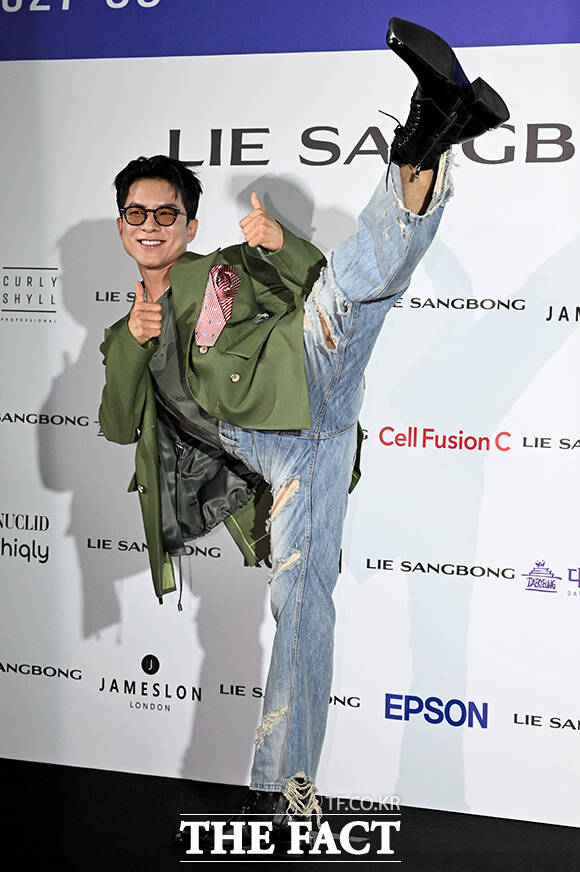 가수 나태주가 1일 오후 서울 중구 동대문디자인플라자(DDP)에서 열린 2027 S/S 서울패션위크 이상봉 포토월에 참석해 발차기 포즈를 취하고 있다. /박상민 기자