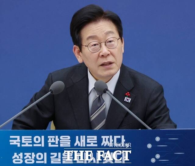 국토교통부가 내년도 예산으로 역대 최대 규모인 69조원을 편성했다. 올해 본예산(62조8000억원)보다 6조2000억원(9.9%) 늘어난 규모다. 사진은 이재명 대통령이 지난해 12월 12일 세종시 정부세종컨벤션센터에서 열린 국토교통부 업무보고에서 발언하고 있다. 대통령실통신사진기자단·뉴시스
