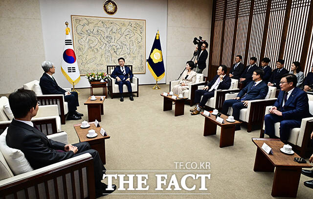 사진은 조정식 국회의장이 1일 오후 서울 여의도 국회에서 제430회 정기국회 개회식을 앞두고 김상환 헌법재판소장, 김호철 감사원장, 남인순 국회부의장, 박덕흠 국회부의장, 한병도 더불어민주당 원내대표, 정점식 국민의힘 원내대표와 환담을 나누고 있는 모습. /배정한 기자