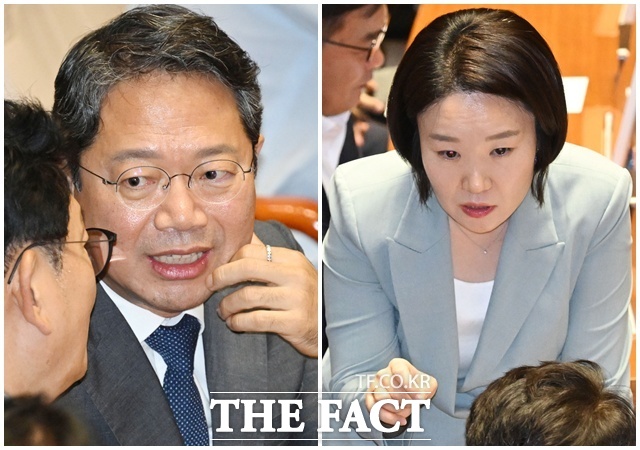 김승원 법무부 장관 후보자(왼쪽)와 이소영 중소벤처기업부 장관 후보자가 1일 오후 서울 여의도 국회에서 열린 제439회 정기국회 개회식에 참석해 동료 의원들과 대화를 나누고 있다. /국회=남용희 기자