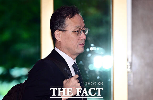 이형일 경제부총리 겸 재정경제부 장관 후보자가 1일 오전 서울 종로구 정부서울청사로 출근하고 있다. /임영무 기자