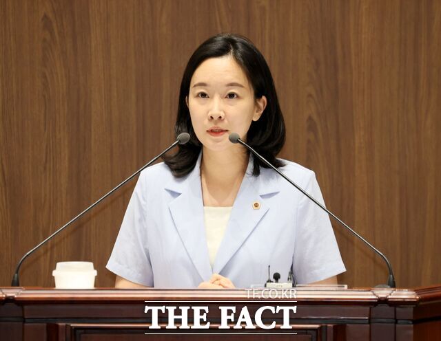 1일 충남도의회 제371회 임시회 제1차 본회의에서 이지윤 의원(아산5·더불어민주당)이 5분 자유발언을 진행하고 있다. /충남도의회