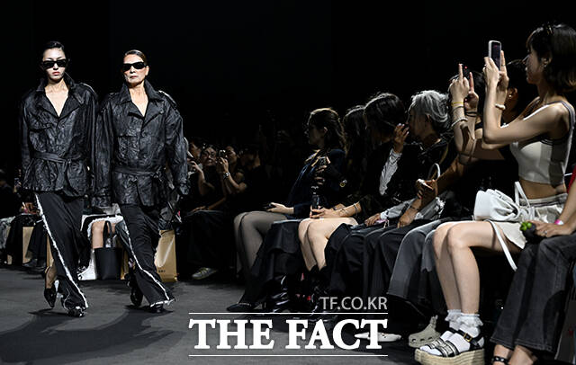 1일 오후 서울 중구 동대문디자인플라자(DDP)에서 2027 S/S 서울패션위크(Seoul Fashion Week)가 열린 가운데 '홀리넘버세븐'의 모델들이 쇼에 올라 런웨이를 장식하고 있다. /박상민 기자