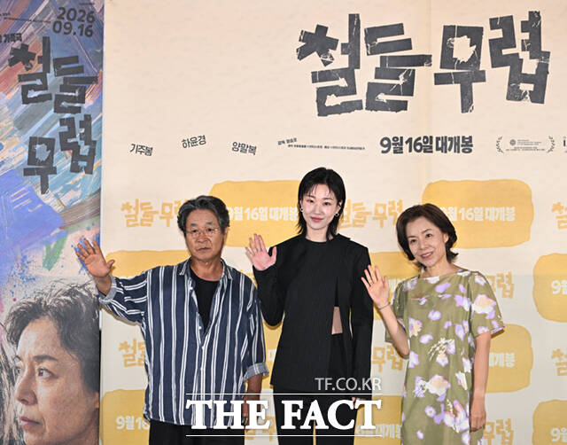 정승오 감독이 1일 서울 용산구 CGV 용산 아이파크몰에서 열린 영화 '철들 무렵' 언론시사회 및 기자간담회에 참석해 질의에 답하고 있다.