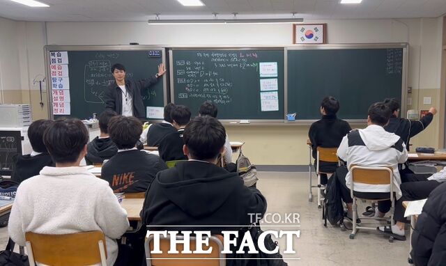 '2026년 제1차 질문 중심 수업 우수사례 공모전'에서 최우수상을 수상한 권현준 대전송촌고 교사가 수업을 진행하고 있다. /대전시교육청