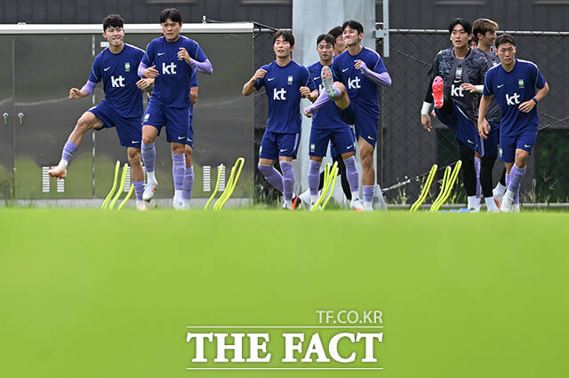 훈련하는 선수들 바라보는 이민성 아시안게임 축구대표팀 감독(왼쪽 두번째).