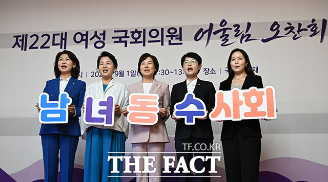 강경숙 조국혁신당 의원과 이수진 더불어민주당 의원 서명옥 국민의힘 의원, 전종덕 진보당 의원, 이주영 개혁신당 의원(왼쪽부터) 공동 선언문을 발표한 뒤 기념 촬영을 하고 있다.