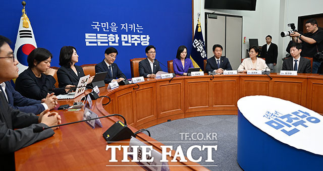 김민석 더불어민주당 대표가 경찰개혁추진단 1차 회의에서 발언을 하고 있다. 왼쪽부터 이해식 경찰개혁추진단 공동단장과 김 대표, 김남희 경찰개혁추진단 공동단장.