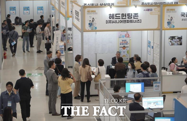 서울시가 '서울형 낀세대 연금'을 추진에 나섰다. 사진은 지난 2024년에 진행된 서울 중장년 일자리박람회 현장 모습이다. /서울시
