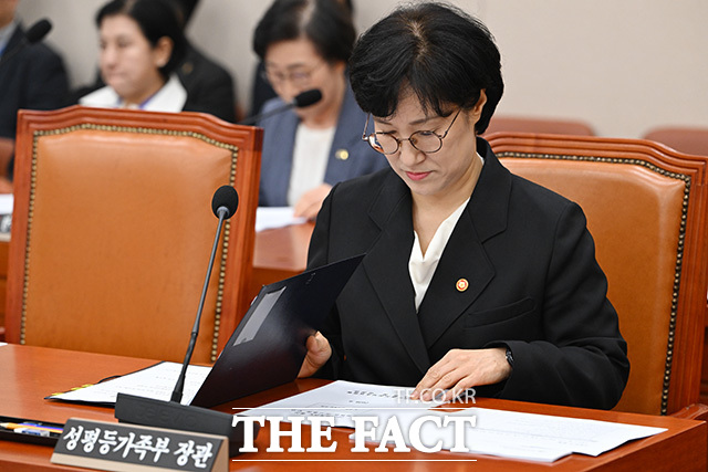 자료 살펴보는 원 장관.