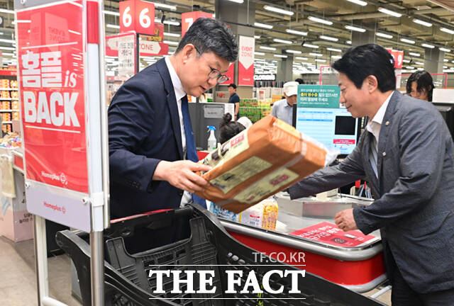 추석맞이 장보기 나선 의원들.
