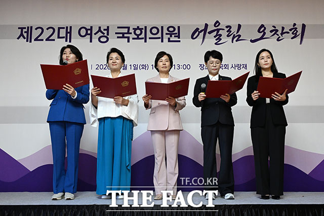 강경숙 조국혁신당 의원과 이수진 더불어민주당 의원 서명옥 국민의힘 의원, 전종덕 진보당 의원, 이주영 개혁신당 의원(왼쪽부터)이 공동 선언문을 발표하고 있다.