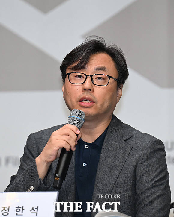 영화제 프로그램을 설명하는 정한석 집행위원장.