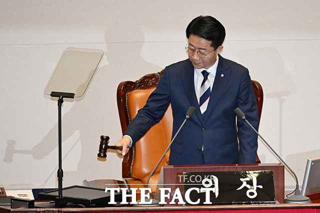 정기국회 개회식에서 개회사 하는 조정식 국회의장.