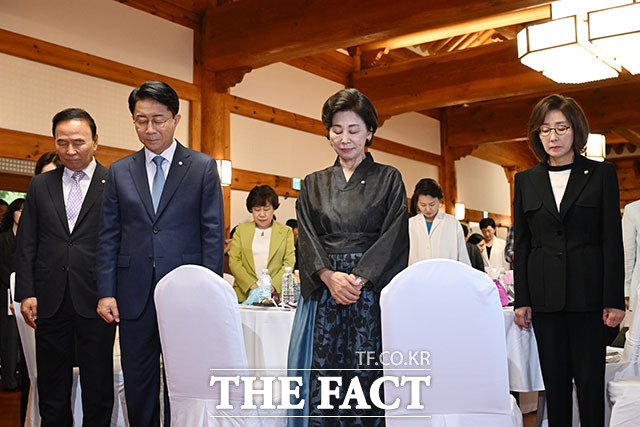 조정식 국회의장과 남인순·박덕흠 국회부의장 등이 중국·네팔 국경지대에서 발생한 대홍수 희생자 추모 묵념을 하고 있다. 오른쪽은 나경원 국민의힘 의원.
