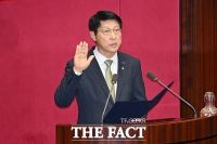  선서하는 김형연 조국혁신당 의원 [포토]
