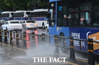  물보라 일으키는 버스 [포토]