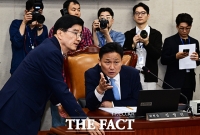  대화 나누는 이해식 간사와 김영진 위원장 [포토]