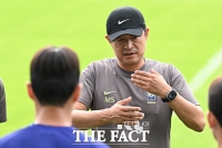  훈련 지도하는 이민성 아시안게임 축구대표팀 감독 [포토]