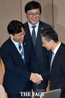  국무위원들과 인사 나누는 정성호 전 법무부 장관 [포토]