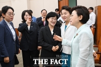  '웃으며 안녕' 성평등가족위원들과 인사하는 원민경 장관 [TF사진관]