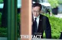  출근길 생각에 잠긴 이형일 경제부총리 후보자 [포토]